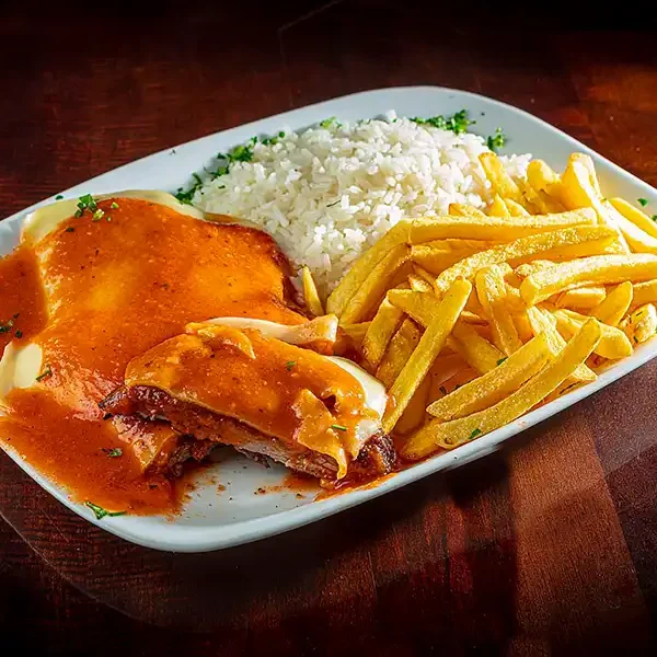 FILÉ DE FRANGO À PARMEGIANA