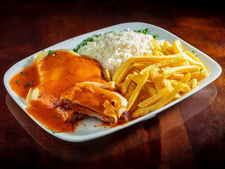 Almoço Executivo com Filé de Frango à Parmegiana no Tipo Prime Burger & Pizza na Chácara Santo Antônio