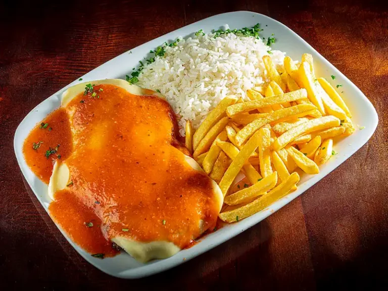 Filé Mignon à Parmegiana Servido com arroz e batatas fritas ou purê de batatas.